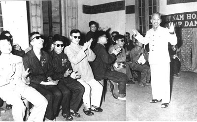 Bác Hồ thăm các thương binh nặng ở trại điều dưỡng Bắc Ninh - Ảnh gdtd.vn