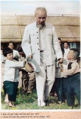 Bác với các cháu nhỏ nơi quê nhà, 1957