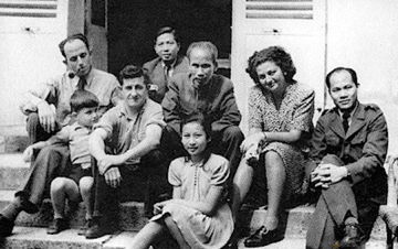 Bác Hồ chụp ảnh kỷ niệm với ông Raymond Aubrac (người đầu tiên bên trái) tại nhà ông Aubrac ở Pháp năm 1946.